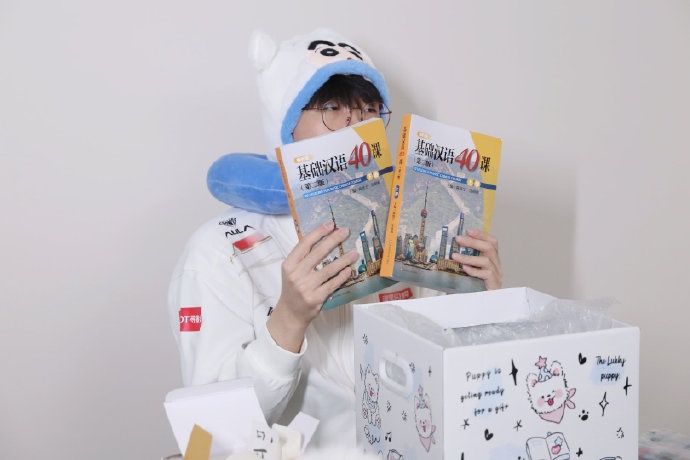 AL分享Kael五周年礼物开箱返图：大家为什莫给我这么多这个狗呀？